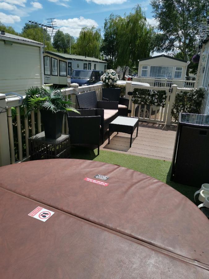 3 Bedroom Caravan With Hot Tub Tattershall Lakes Kültér fotó